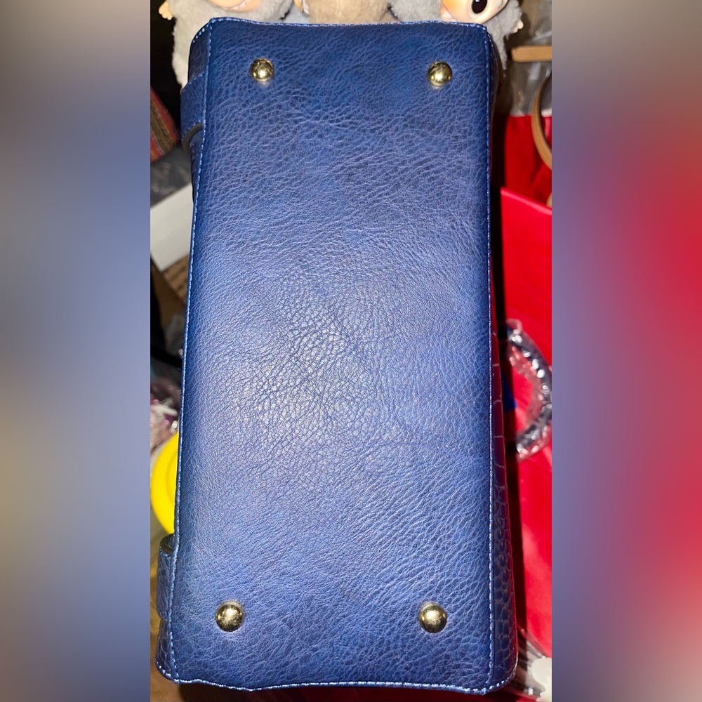 Dasein Large Blue Alligator Embossed Hand/Shoulder Bag with Matching Wristlet. - Picture 8 of 16